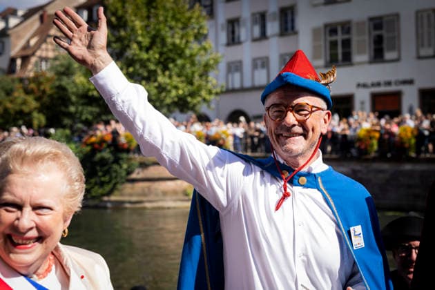 NEWS: Hirsebreifahrt 2026 Ã Strasbourg 22 08 2026 Raphael Golta Stadtpräsident von Zürich Catherine Trautmann Maire de Strasbourg La Hirsebreifahrt, traditionnelle course de la bouillie de millet. Cette tradition, nÃ e en 1456, commÃ more le pacte d™entraide conclu entre Strasbourg et Zurich. Les Zurichois avaient alors dÃ montrÃ leur capacitÃ Ã rejoindre Strasbourg en moins de 24 heures en transportant par bateau une marmite de bouillie de millet encore chaude. L™Ã vÃ nement est organisÃ Ã nouveau tous les dix ans depuis 1946 et cÃ lebre aujourd™hui l™amitiÃ entre Strasbourg et Zurich.  Copyright: xelyxandroxcegarrax