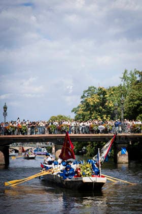 NEWS: Hirsebreifahrt 2026 Ã Strasbourg 22 08 2026 La Hirsebreifahrt, traditionnelle course de la bouillie de millet. Cette tradition, nÃ e en 1456, commÃ more le pacte d™entraide conclu entre Strasbourg et Zurich. Les Zurichois avaient alors dÃ montrÃ leur capacitÃ Ã rejoindre Strasbourg en moins de 24 heures en transportant par bateau une marmite de bouillie de millet encore chaude. L™Ã vÃ nement est organisÃ Ã nouveau tous les dix ans depuis 1946 et cÃ lebre aujourd™hui l™amitiÃ entre Strasbourg et Zurich.  Copyright: xelyxandroxcegarrax