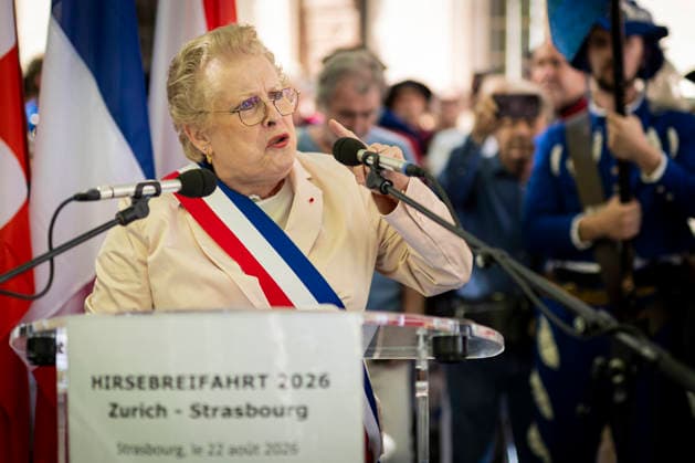 NEWS: Hirsebreifahrt 2026 Ã Strasbourg 22 08 2026 Raphael Golta Stadtpräsident von Zürich Catherine Trautmann Maire de Strasbourg La Hirsebreifahrt, traditionnelle course de la bouillie de millet. Cette tradition, nÃ e en 1456, commÃ more le pacte d™entraide conclu entre Strasbourg et Zurich. Les Zurichois avaient alors dÃ montrÃ leur capacitÃ Ã rejoindre Strasbourg en moins de 24 heures en transportant par bateau une marmite de bouillie de millet encore chaude. L™Ã vÃ nement est organisÃ Ã nouveau tous les dix ans depuis 1946 et cÃ lebre aujourd™hui l™amitiÃ entre Strasbourg et Zurich.  Copyright: xelyxandroxcegarrax