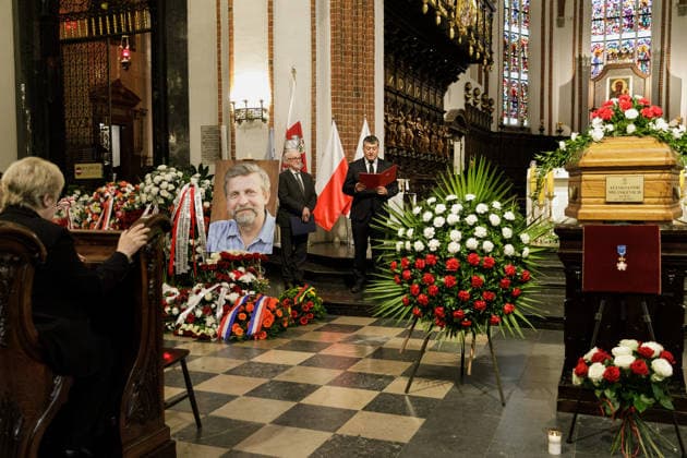 Belarusian opposition leader Aliaksandr Milinkevich Funeral in Warsaw - 22 Aug 2026 People read a message from Polish President Karol Nawrocki during a farewell ceremony for Belarusian politician Aliaksandr Milinkevich at St. John the Baptist Archcathedral in Warsaw s Old Town. Aliaksandr Milinkevich was a Belarusian politician and public figure. He was the united democratic opposition candidate in the 2006 presidential election and received the European Parliament’s Sakharov Prize. He died in exile in Poland on 11 August 2026, aged 79, after a long illness and complications following surgery. He will be buried at Pow?zki Cemetery in Warsaw, as he cannot be buried in Belarus. Warsaw Poland Copyright: xVolhaxShukailax xSOPAxImagesx VSHUKAILA_6924