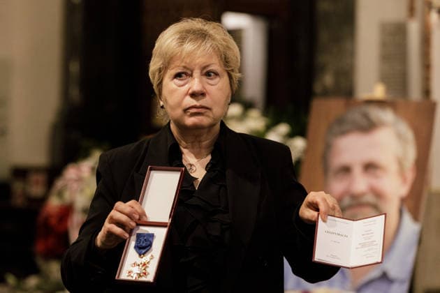 Belarusian opposition leader Aliaksandr Milinkevich Funeral in Warsaw - 22 Aug 2026 Inna Kuley, the widow of Belarusian politician Aliaksandr Milinkevich, displays the Officer s Cross of the Order of Merit of the Republic of Poland awarded posthumously to her husband during a farewell ceremony at St. John the Baptist Archcathedral in Warsaw s Old Town. Aliaksandr Milinkevich was a Belarusian politician and public figure. He was the united democratic opposition candidate in the 2006 presidential election and received the European Parliament’s Sakharov Prize. He died in exile in Poland on 11 August 2026, aged 79, after a long illness and complications following surgery. He will be buried at Pow?zki Cemetery in Warsaw, as he cannot be buried i Copyright: xVolhaxShukailax xSOPAxImagesx VSHUKAILA_6967
