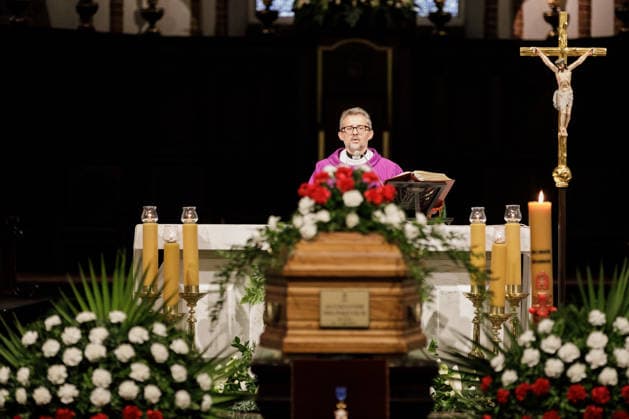 Belarusian opposition leader Aliaksandr Milinkevich Funeral in Warsaw - 22 Aug 2026 Belarusian priest Viachaslau Barok delivers a homily during a Mass for Belarusian politician Aliaksandr Milinkevich at St. John the Baptist Archcathedral in Warsaw s Old Town. Aliaksandr Milinkevich was a Belarusian politician and public figure. He was the united democratic opposition candidate in the 2006 presidential election and received the European Parliament’s Sakharov Prize. He died in exile in Poland on 11 August 2026, aged 79, after a long illness and complications following surgery. He will be buried at Pow?zki Cemetery in Warsaw, as he cannot be buried in Belarus. Warsaw Poland Copyright: xVolhaxShukailax xSOPAxImagesx VSHUKAILA_6981