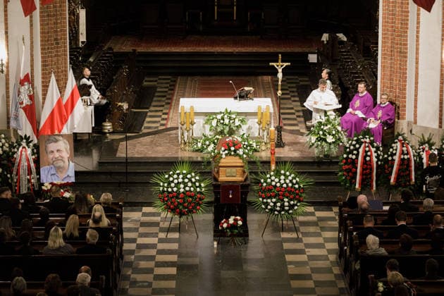 Belarusian opposition leader Aliaksandr Milinkevich Funeral in Warsaw - 22 Aug 2026 Flowers and a portrait of Belarusian politician Aliaksandr Milinkevich are seen beside his coffin inside St. John the Baptist Archcathedral in Warsaw s Old Town during a farewell ceremony. Aliaksandr Milinkevich was a Belarusian politician and public figure. He was the united democratic opposition candidate in the 2006 presidential election and received the European Parliament’s Sakharov Prize. He died in exile in Poland on 11 August 2026, aged 79, after a long illness and complications following surgery. He will be buried at Pow?zki Cemetery in Warsaw, as he cannot be buried in Belarus. Warsaw Poland Copyright: xVolhaxShukailax xSOPAxImagesx VSHUKAILA_6991