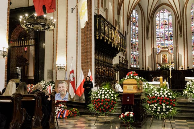 Belarusian opposition leader Aliaksandr Milinkevich Funeral in Warsaw - 22 Aug 2026 Belarusian opposition leader Sviatlana Tsikhanouskaya delivers a speech at the end of the farewell ceremony for Belarusian politician Aliaksandr Milinkevich at St. John the Baptist Archcathedral in Warsaw s Old Town. Aliaksandr Milinkevich was a Belarusian politician and public figure. He was the united democratic opposition candidate in the 2006 presidential election and received the European Parliament’s Sakharov Prize. He died in exile in Poland on 11 August 2026, aged 79, after a long illness and complications following surgery. He will be buried at Pow?zki Cemetery in Warsaw, as he cannot be buried in Belarus. Warsaw Poland Copyright: xVolhaxShukailax xSOPAxImagesx VSHUKAILA_7063