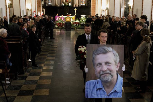 Belarusian opposition leader Aliaksandr Milinkevich Funeral in Warsaw - 22 Aug 2026 Funeral service personnel carry a portrait of Belarusian politician Aliaksandr Milinkevich out of St. John the Baptist Archcathedral in Warsaw s Old Town after the farewell ceremony. Aliaksandr Milinkevich was a Belarusian politician and public figure. He was the united democratic opposition candidate in the 2006 presidential election and received the European Parliament’s Sakharov Prize. He died in exile in Poland on 11 August 2026, aged 79, after a long illness and complications following surgery. He will be buried at Pow?zki Cemetery in Warsaw, as he cannot be buried in Belarus. Warsaw Poland Copyright: xVolhaxShukailax xSOPAxImagesx VSHUKAILA_7135
