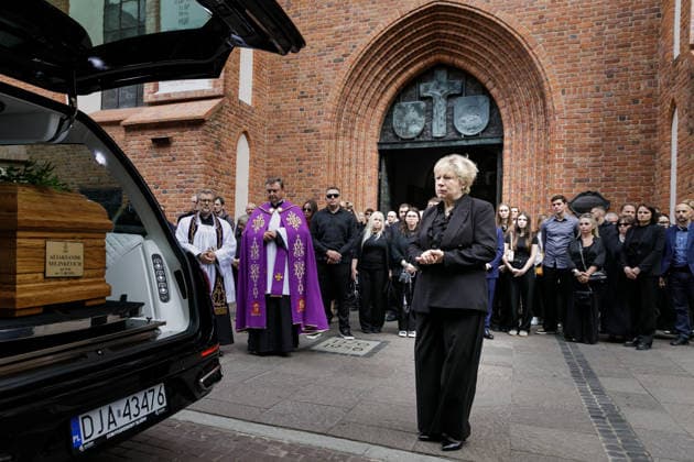 Belarusian opposition leader Aliaksandr Milinkevich Funeral in Warsaw - 22 Aug 2026 Inna Kuley, the widow of Belarusian politician Aliaksandr Milinkevich, stands beside the hearse after the farewell ceremony at St. John the Baptist Archcathedral in Warsaw s Old Town. Aliaksandr Milinkevich was a Belarusian politician and public figure. He was the united democratic opposition candidate in the 2006 presidential election and received the European Parliament’s Sakharov Prize. He died in exile in Poland on 11 August 2026, aged 79, after a long illness and complications following surgery. He will be buried at Pow?zki Cemetery in Warsaw, as he cannot be buried in Belarus. Warsaw Poland Copyright: xVolhaxShukailax xSOPAxImagesx VSHUKAILA_7233