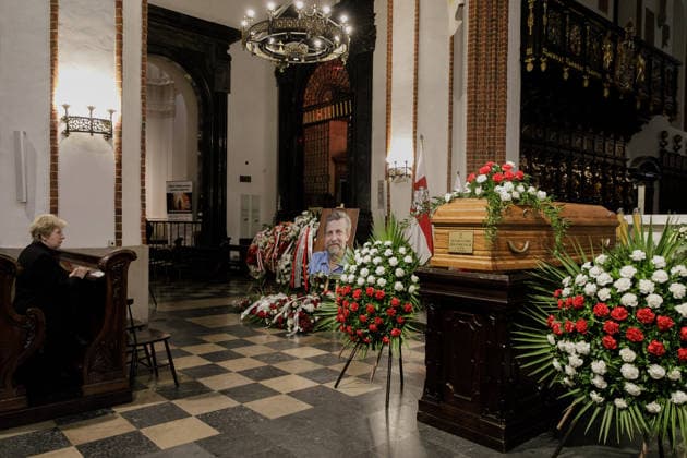 Belarusian opposition leader Aliaksandr Milinkevich Funeral in Warsaw - 22 Aug 2026 Inna Kuley, the widow of Belarusian politician Aliaksandr Milinkevich, sits on a pew during a farewell ceremony at St. John the Baptist Archcathedral in Warsaw s Old Town. Aliaksandr Milinkevich was a Belarusian politician and public figure. He was the united democratic opposition candidate in the 2006 presidential election and received the European Parliament’s Sakharov Prize. He died in exile in Poland on 11 August 2026, aged 79, after a long illness and complications following surgery. He will be buried at Pow?zki Cemetery in Warsaw, as he cannot be buried in Belarus. Warsaw Poland Copyright: xVolhaxShukailax xSOPAxImagesx VSHUKAILA_6490