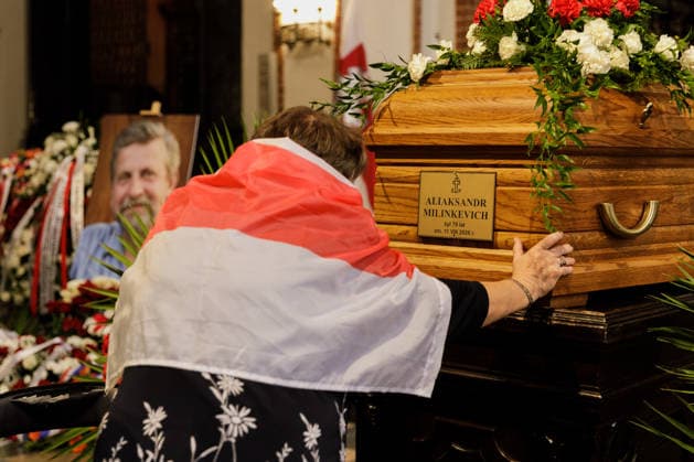 Belarusian opposition leader Aliaksandr Milinkevich Funeral in Warsaw - 22 Aug 2026 A woman wearing a Belarusian white-red-white flag over her shoulders pays her respects to the late Belarusian politician Aliaksandr Milinkevich during a farewell ceremony at St. John the Baptist Archcathedral in Warsaw s Old Town. Aliaksandr Milinkevich was a Belarusian politician and public figure. He was the united democratic opposition candidate in the 2006 presidential election and received the European Parliament’s Sakharov Prize. He died in exile in Poland on 11 August 2026, aged 79, after a long illness and complications following surgery. He will be buried at Pow?zki Cemetery in Warsaw, as he cannot be buried in Belarus. Warsaw Poland Copyright: xVolhaxShukailax xSOPAxImagesx VSHUKAILA_6670