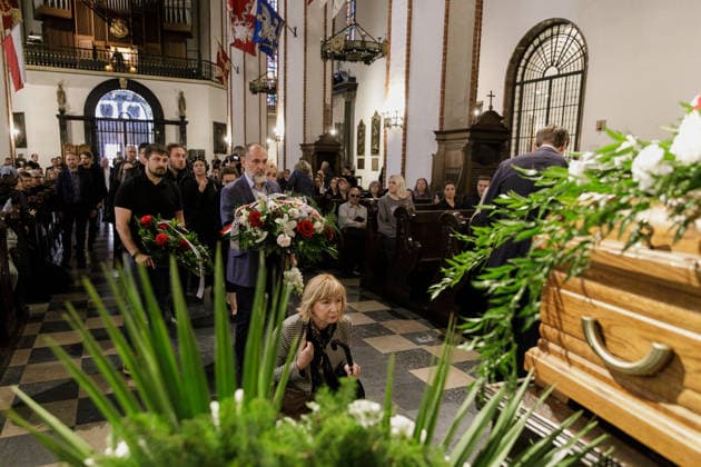 Belarusian opposition leader Aliaksandr Milinkevich Funeral in Warsaw - 22 Aug 2026 A woman kneels and prays beside the coffin of Belarusian politician Aliaksandr Milinkevich during a farewell ceremony at St. John the Baptist Archcathedral in Warsaw s Old Town. Aliaksandr Milinkevich was a Belarusian politician and public figure. He was the united democratic opposition candidate in the 2006 presidential election and received the European Parliament’s Sakharov Prize. He died in exile in Poland on 11 August 2026, aged 79, after a long illness and complications following surgery. He will be buried at Pow?zki Cemetery in Warsaw, as he cannot be buried in Belarus. Warsaw Poland Copyright: xVolhaxShukailax xSOPAxImagesx VSHUKAILA_6783