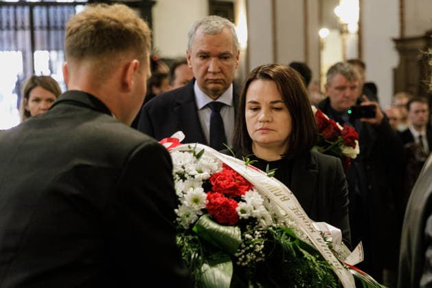 Belarusian opposition leader Aliaksandr Milinkevich Funeral in Warsaw - 22 Aug 2026 Belarusian opposition leader Sviatlana Tsikhanouskaya hands a wreath to funeral service personnel during a farewell ceremony for Belarusian politician Aliaksandr Milinkevich at St. John the Baptist Archcathedral in Warsaw s Old Town. Aliaksandr Milinkevich was a Belarusian politician and public figure. He was the united democratic opposition candidate in the 2006 presidential election and received the European Parliament’s Sakharov Prize. He died in exile in Poland on 11 August 2026, aged 79, after a long illness and complications following surgery. He will be buried at Pow?zki Cemetery in Warsaw, as he cannot be buried in Belarus. Warsaw Poland Copyright: xVolhaxShukailax xSOPAxImagesx VSHUKAILA_6791