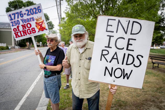 Aug. 22, 2026. Newburyport, MA. People stood out at Bartlett Mall to protest recent ICE actions in Newburyport stopthecoup handsoff nokings standupforimmigrants nofearstreettheater immigrantrights, humanrights, socialjustice, indivisible, noice EndICERaids ICE, dueprocess endice protectourdemocracy Resistance AntiTrump DumpTrump newburyportma Newburyport Massachusetts USA EDITORIAL USE ONLY Copyright: x x2026xMarilynxHumphriesx MARILYNxHUMPHRIESx mhphotos017100