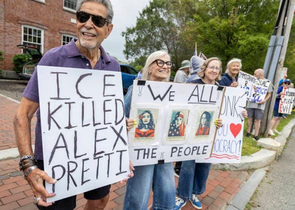Aug. 22, 2026. Newburyport, MA. People stood out at Bartlett Mall to protest recent ICE actions in Newburyport stopthecoup handsoff nokings standupforimmigrants nofearstreettheater immigrantrights, humanrights, socialjustice, indivisible, noice EndICERaids ICE, dueprocess endice protectourdemocracy Resistance AntiTrump DumpTrump newburyportma Newburyport Massachusetts USA EDITORIAL USE ONLY Copyright: x x2026xMarilynxHumphriesx MARILYNxHUMPHRIESx mhphotos017105
