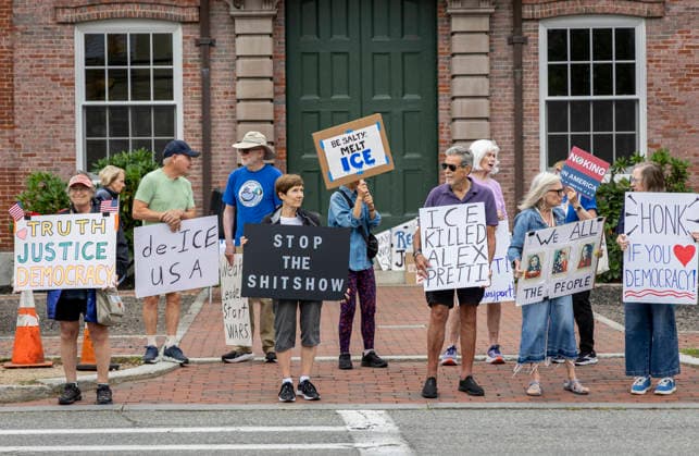 Aug. 22, 2026. Newburyport, MA. People stood out at Bartlett Mall to protest recent ICE actions in Newburyport stopthecoup handsoff nokings standupforimmigrants nofearstreettheater immigrantrights, humanrights, socialjustice, indivisible, noice EndICERaids ICE, dueprocess endice protectourdemocracy Resistance AntiTrump DumpTrump newburyportma Newburyport Massachusetts USA EDITORIAL USE ONLY Copyright: x x2026xMarilynxHumphriesx MARILYNxHUMPHRIESx mhphotos017109