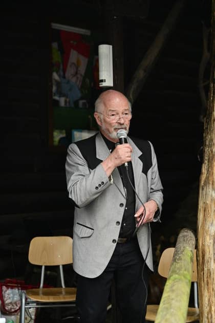 Volkmar Kunze bei der Namensweihe der historischen Blackfoot-Frau Sitopanaki durch Gojko Mitic in der Villa Bärenfett im Karl-May-Museum Radebeul. Radebeul. 22.08.2026 *** Volkmar Kunze at the naming ceremony for the historical Blackfoot woman Sitopanaki, conducted by Gojko Mitic at Villa Bärenfett in the Karl May Museum in Radebeul, Radebeul, August 22, 2026 Copyright: xMatthiasxWehnertx