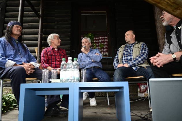 Bernd Black Büttner, Michael Kraus, Gojko Mitic und Volkmar Kunze bei der Namensweihe der historischen Blackfoot-Frau Sitopanaki durch Gojko Mitic in der Villa Bärenfett im Karl-May-Museum Radebeul. Radebeul. 22.08.2026 *** Bernd Black Büttner, Michael Kraus, Gojko Mitic, and Volkmar Kunze at the naming ceremony for the historic Blackfoot woman Sitopanaki, conducted by Gojko Mitic at Villa Bärenfett in the Karl May Museum in Radebeul, Radebeul, August 22, 2026 Copyright: xMatthiasxWehnertx
