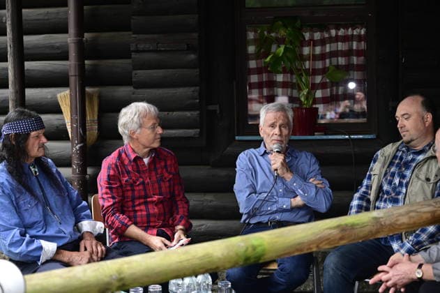 Bernd Black Büttner, Michael Kraus, Gojko Mitic und Volkmar Kunze bei der Namensweihe der historischen Blackfoot-Frau Sitopanaki durch Gojko Mitic in der Villa Bärenfett im Karl-May-Museum Radebeul. Radebeul. 22.08.2026 *** Bernd Black Büttner, Michael Kraus, Gojko Mitic, and Volkmar Kunze at the naming ceremony for the historic Blackfoot woman Sitopanaki, conducted by Gojko Mitic at Villa Bärenfett in the Karl May Museum in Radebeul, Radebeul, August 22, 2026 Copyright: xMatthiasxWehnertx
