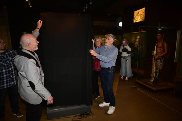 Volkmar Kunze und Gojko Mitic bei der Namensweihe der historischen Blackfoot-Frau Sitopanaki durch Gojko Mitic in der Villa Bärenfett im Karl-May-Museum Radebeul. Radebeul. 22.08.2026 *** Volkmar Kunze and Gojko Mitic at the naming ceremony for the historic Blackfoot woman Sitopanaki, conducted by Gojko Mitic at Villa Bärenfett in the Karl May Museum in Radebeul, Radebeul, August 22, 2026 Copyright: xMatthiasxWehnertx