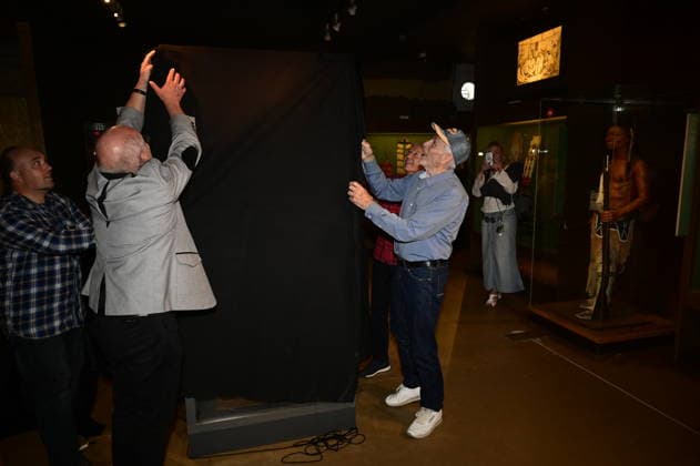 Volkmar Kunze und Gojko Mitic bei der Namensweihe der historischen Blackfoot-Frau Sitopanaki durch Gojko Mitic in der Villa Bärenfett im Karl-May-Museum Radebeul. Radebeul. 22.08.2026 *** Volkmar Kunze and Gojko Mitic at the naming ceremony for the historic Blackfoot woman Sitopanaki, conducted by Gojko Mitic at Villa Bärenfett in the Karl May Museum in Radebeul, Radebeul, August 22, 2026 Copyright: xMatthiasxWehnertx