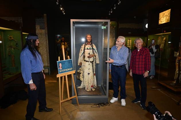 Bernd Black Büttner, Gojko Mitic, Michael Kraus bei der Namensweihe der historischen Blackfoot-Frau Sitopanaki durch Gojko Mitic in der Villa Bärenfett im Karl-May-Museum Radebeul. Radebeul. 22.08.2026 *** Bernd Black Büttner, Gojko Mitic, and Michael Kraus at the naming ceremony for the historic Blackfoot woman Sitopanaki, conducted by Gojko Mitic at Villa Bärenfett in the Karl May Museum in Radebeul, Radebeul, August 22, 2026 Copyright: xMatthiasxWehnertx