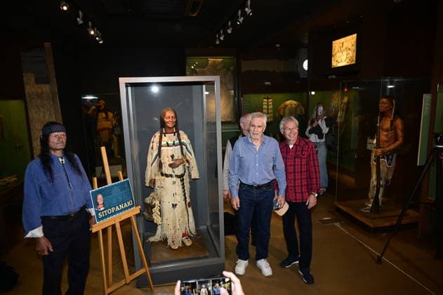 Bernd Black Büttner, Gojko Mitic, Michael Kraus bei der Namensweihe der historischen Blackfoot-Frau Sitopanaki durch Gojko Mitic in der Villa Bärenfett im Karl-May-Museum Radebeul. Radebeul. 22.08.2026 *** Bernd Black Büttner, Gojko Mitic, and Michael Kraus at the naming ceremony for the historical Blackfoot woman Sitopanaki, conducted by Gojko Mitic at Villa Bärenfett in the Karl May Museum in Radebeul, Radebeul, August 22, 2026 Copyright: xMatthiasxWehnertx