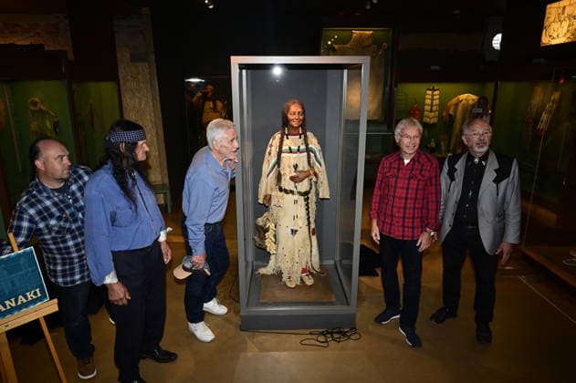 Robin Leipold, Bernd Black Büttner, Gojko Mitic, Michael Kraus, Volkmar Kunze bei der Namensweihe der historischen Blackfoot-Frau Sitopanaki durch Gojko Mitic in der Villa Bärenfett im Karl-May-Museum Radebeul. Radebeul. 22.08.2026 *** Robin Leipold, Bernd Black Büttner, Gojko Mitic, Michael Kraus, and Volkmar Kunze at the naming ceremony for the historic Blackfoot woman Sitopanaki, presided over by Gojko Mitic at Villa Bärenfett in the Karl May Museum in Radebeul, Radebeul, August 22, 2026 Copyright: xMatthiasxWehnertx