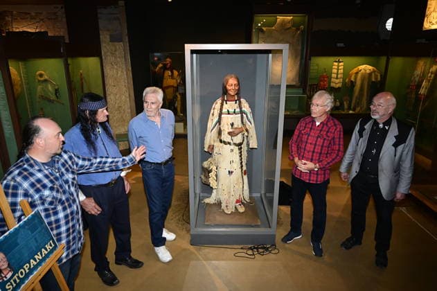 Robin Leipold, Bernd Black Büttner, Gojko Mitic, Michael Kraus, Volkmar Kunze bei der Namensweihe der historischen Blackfoot-Frau Sitopanaki durch Gojko Mitic in der Villa Bärenfett im Karl-May-Museum Radebeul. Radebeul. 22.08.2026 *** Robin Leipold, Bernd Black Büttner, Gojko Mitic, Michael Kraus, and Volkmar Kunze at the naming ceremony for the historic Blackfoot woman Sitopanaki, presided over by Gojko Mitic at Villa Bärenfett in the Karl May Museum in Radebeul, Radebeul, August 22, 2026 Copyright: xMatthiasxWehnertx