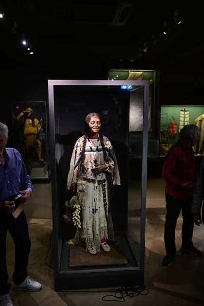 Namensweihe der historischen Blackfoot-Frau Sitopanaki in der Villa Bärenfett im Karl-May-Museum Radebeul. Radebeul. 22.08.2026 *** Naming Ceremony for Sitopanaki, a Historic Blackfoot Woman, at Villa Bärenfett in the Karl May Museum, Radebeul, Radebeul, August 22, 2026 Copyright: xMatthiasxWehnertx