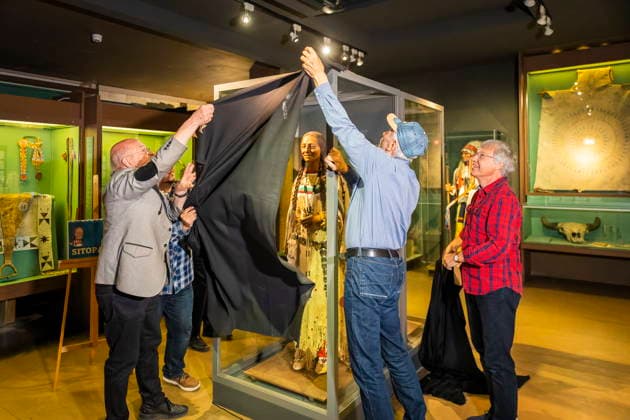 DEFA Schauspieler Gojko MitiÄ‡ im Karl May Museum Radebeul Die Rückkehr der Blackfoot-Frau: Namensweihe mit Gojko MitiÄ‡ im Karl May Museum Radebeul. Nach drei Jahren aufwändiger Restaurierung kehrt die beliebte Blackfoot-Frau nun am 22. August zurück in die Villa Bärenfett. Die Figur wurde auf den Namen Sitopanaki getauft, diesen Namen trug die Filmrolle der Frau welche die Partnerin von Mitic im Indianerfilm die Söhne der Großen Bärin trug. Radebeul Sachsen Deutschland *** DEFA Actor Gojko Mitic at the Karl May Museum in Radebeul: The Return of the Blackfoot Woman—A Naming Ceremony with Gojko Mitic at the Karl May Museum in Radebeul After three years of extensive restoration, the beloved Blackfoot woman is now returning to Villa