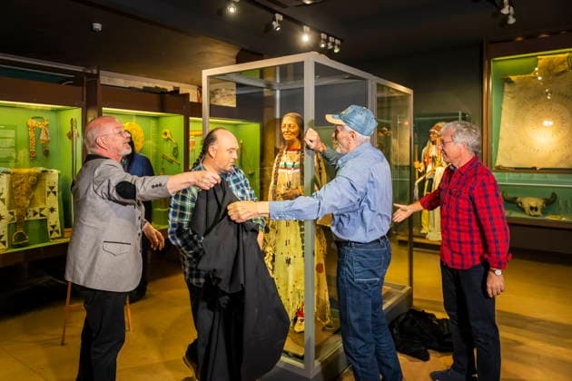 DEFA Schauspieler Gojko MitiÄ‡ im Karl May Museum Radebeul Die Rückkehr der Blackfoot-Frau: Namensweihe mit Gojko MitiÄ‡ im Karl May Museum Radebeul. Nach drei Jahren aufwändiger Restaurierung kehrt die beliebte Blackfoot-Frau nun am 22. August zurück in die Villa Bärenfett. Die Figur wurde auf den Namen Sitopanaki getauft, diesen Namen trug die Filmrolle der Frau welche die Partnerin von Mitic im Indianerfilm die Söhne der Großen Bärin trug. Radebeul Sachsen Deutschland *** DEFA Actor Gojko Mitic at the Karl May Museum in Radebeul: The Return of the Blackfoot Woman—A Naming Ceremony with Gojko Mitic at the Karl May Museum in Radebeul After three years of extensive restoration, the beloved Blackfoot woman is now returning to Villa