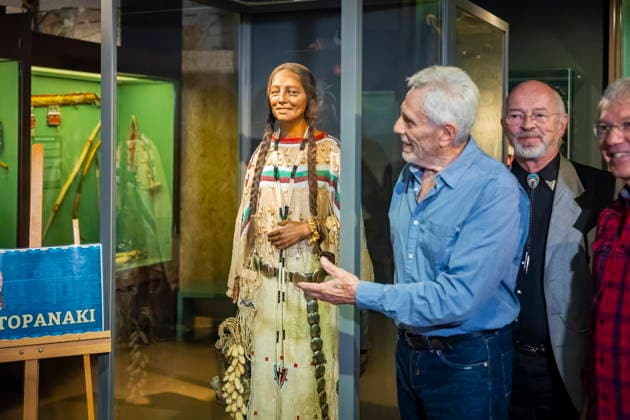 DEFA Schauspieler Gojko MitiÄ‡ im Karl May Museum Radebeul Die Rückkehr der Blackfoot-Frau: Namensweihe mit Gojko MitiÄ‡ im Karl May Museum Radebeul. Nach drei Jahren aufwändiger Restaurierung kehrt die beliebte Blackfoot-Frau nun am 22. August zurück in die Villa Bärenfett. Die Figur wurde auf den Namen Sitopanaki getauft, diesen Namen trug die Filmrolle der Frau welche die Partnerin von Mitic im Indianerfilm die Söhne der Großen Bärin trug. Radebeul Sachsen Deutschland *** DEFA Actor Gojko Mitic at the Karl May Museum in Radebeul: The Return of the Blackfoot Woman—A Naming Ceremony with Gojko Mitic at the Karl May Museum in Radebeul After three years of extensive restoration, the beloved Blackfoot woman is now returning to Villa