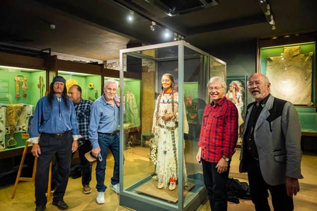 DEFA Schauspieler Gojko MitiÄ‡ im Karl May Museum Radebeul Die Rückkehr der Blackfoot-Frau: Namensweihe mit Gojko MitiÄ‡ im Karl May Museum Radebeul. Nach drei Jahren aufwändiger Restaurierung kehrt die beliebte Blackfoot-Frau nun am 22. August zurück in die Villa Bärenfett. Die Figur wurde auf den Namen Sitopanaki getauft, diesen Namen trug die Filmrolle der Frau welche die Partnerin von Mitic im Indianerfilm die Söhne der Großen Bärin trug. Radebeul Sachsen Deutschland *** DEFA Actor Gojko Mitic at the Karl May Museum in Radebeul: The Return of the Blackfoot Woman—A Naming Ceremony with Gojko Mitic at the Karl May Museum in Radebeul After three years of extensive restoration, the beloved Blackfoot woman is now returning to Villa