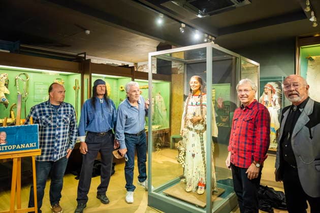 DEFA Schauspieler Gojko MitiÄ‡ im Karl May Museum Radebeul Die Rückkehr der Blackfoot-Frau: Namensweihe mit Gojko MitiÄ‡ im Karl May Museum Radebeul. Nach drei Jahren aufwändiger Restaurierung kehrt die beliebte Blackfoot-Frau nun am 22. August zurück in die Villa Bärenfett. Die Figur wurde auf den Namen Sitopanaki getauft, diesen Namen trug die Filmrolle der Frau welche die Partnerin von Mitic im Indianerfilm die Söhne der Großen Bärin trug. Radebeul Sachsen Deutschland *** DEFA Actor Gojko Mitic at the Karl May Museum in Radebeul: The Return of the Blackfoot Woman—A Naming Ceremony with Gojko Mitic at the Karl May Museum in Radebeul After three years of extensive restoration, the beloved Blackfoot woman is now returning to Villa