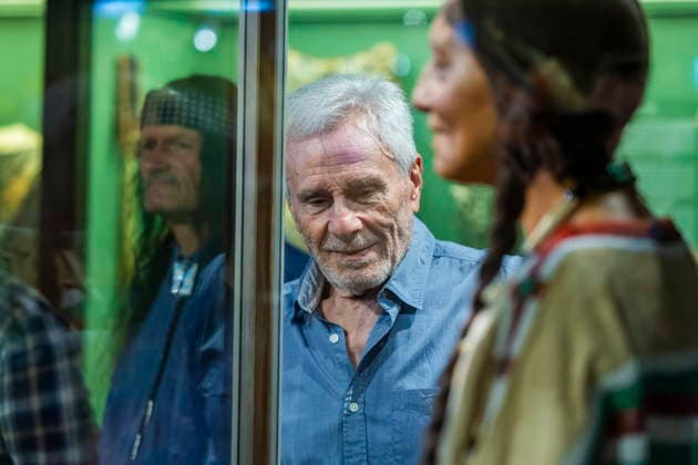 DEFA Schauspieler Gojko MitiÄ‡ im Karl May Museum Radebeul Die Rückkehr der Blackfoot-Frau: Namensweihe mit Gojko MitiÄ‡ im Karl May Museum Radebeul. Nach drei Jahren aufwändiger Restaurierung kehrt die beliebte Blackfoot-Frau nun am 22. August zurück in die Villa Bärenfett. Die Figur wurde auf den Namen Sitopanaki getauft, diesen Namen trug die Filmrolle der Frau welche die Partnerin von Mitic im Indianerfilm die Söhne der Großen Bärin trug. Radebeul Sachsen Deutschland *** DEFA Actor Gojko Mitic at the Karl May Museum in Radebeul: The Return of the Blackfoot Woman—A Naming Ceremony with Gojko Mitic at the Karl May Museum in Radebeul After three years of extensive restoration, the beloved Blackfoot woman is now returning to Villa
