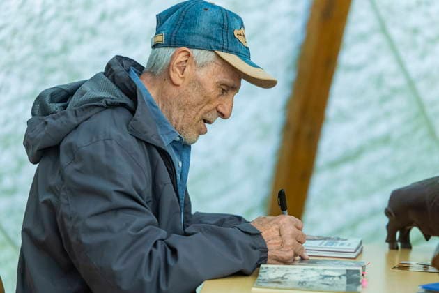 DEFA Schauspieler Gojko MitiÄ‡ im Karl May Museum Radebeul Die Rückkehr der Blackfoot-Frau: Namensweihe mit Gojko MitiÄ‡ im Karl May Museum Radebeul. Nach drei Jahren aufwändiger Restaurierung kehrt die beliebte Blackfoot-Frau nun am 22. August zurück in die Villa Bärenfett. Die Figur wurde auf den Namen Sitopanaki getauft, diesen Namen trug die Filmrolle der Frau welche die Partnerin von Mitic im Indianerfilm die Söhne der Großen Bärin trug. Radebeul Sachsen Deutschland *** DEFA Actor Gojko Mitic at the Karl May Museum in Radebeul: The Return of the Blackfoot Woman—A Naming Ceremony with Gojko Mitic at the Karl May Museum in Radebeul After three years of extensive restoration, the beloved Blackfoot woman is now returning to Villa