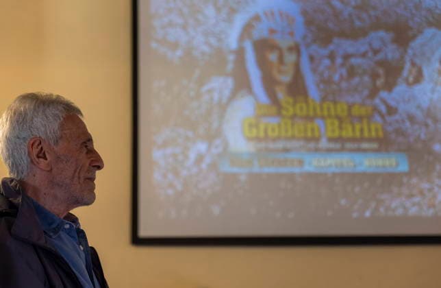 DEFA Schauspieler Gojko MitiÄ‡ im Karl May Museum Radebeul Die Rückkehr der Blackfoot-Frau: Namensweihe mit Gojko MitiÄ‡ im Karl May Museum Radebeul. Nach drei Jahren aufwändiger Restaurierung kehrt die beliebte Blackfoot-Frau nun am 22. August zurück in die Villa Bärenfett. Die Figur wurde auf den Namen Sitopanaki getauft, diesen Namen trug die Filmrolle der Frau welche die Partnerin von Mitic im Indianerfilm die Söhne der Großen Bärin trug. Radebeul Sachsen Deutschland *** DEFA Actor Gojko Mitic at the Karl May Museum in Radebeul: The Return of the Blackfoot Woman—A Naming Ceremony with Gojko Mitic at the Karl May Museum in Radebeul After three years of extensive restoration, the beloved Blackfoot woman is now returning to Villa