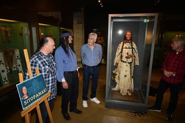 Robin Leipold, Bernd Black Büttner, Gojko Mitic, Michael Kraus bei der Namensweihe der historischen Blackfoot-Frau Sitopanaki durch Gojko Mitic in der Villa Bärenfett im Karl-May-Museum Radebeul. Radebeul. 22.08.2026 *** Robin Leipold, Bernd Black Büttner, Gojko Mitic, and Michael Kraus at the naming ceremony for the historical Blackfoot woman Sitopanaki, conducted by Gojko Mitic at Villa Bärenfett in the Karl May Museum in Radebeul, Radebeul, August 22, 2026 Copyright: xMatthiasxWehnertx