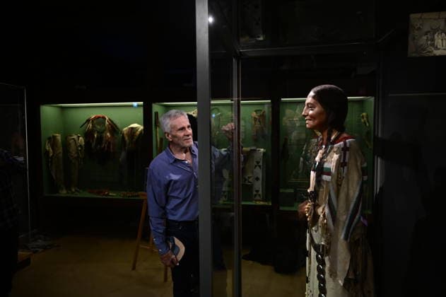 Gojko MitiÄ‡ bei der Namensweihe der historischen Blackfoot-Frau Sitopanaki in der Villa Bärenfett im Karl-May-Museum Radebeul. Radebeul. 22.08.2026 *** Gojko Mitic at the naming ceremony for the historic Blackfoot woman Sitopanaki at Villa Bärenfett in the Karl May Museum in Radebeul, Radebeul, August 22, 2026 Copyright: xMatthiasxWehnertx