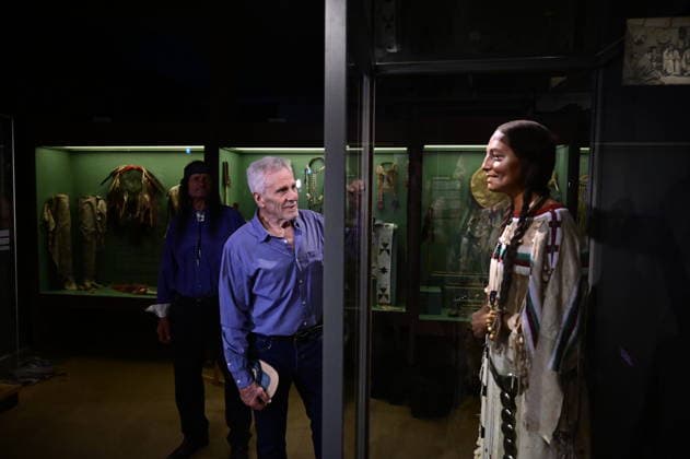 Gojko MitiÄ‡ bei der Namensweihe der historischen Blackfoot-Frau Sitopanaki in der Villa Bärenfett im Karl-May-Museum Radebeul. Radebeul. 22.08.2026 *** Gojko Mitic at the naming ceremony for the historic Blackfoot woman Sitopanaki at Villa Bärenfett in the Karl May Museum in Radebeul, Radebeul, August 22, 2026 Copyright: xMatthiasxWehnertx