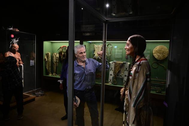 Gojko MitiÄ‡ bei der Namensweihe der historischen Blackfoot-Frau Sitopanaki in der Villa Bärenfett im Karl-May-Museum Radebeul. Radebeul. 22.08.2026 *** Gojko Mitic at the naming ceremony for the historic Blackfoot woman Sitopanaki at Villa Bärenfett in the Karl May Museum in Radebeul, Radebeul, August 22, 2026 Copyright: xMatthiasxWehnertx