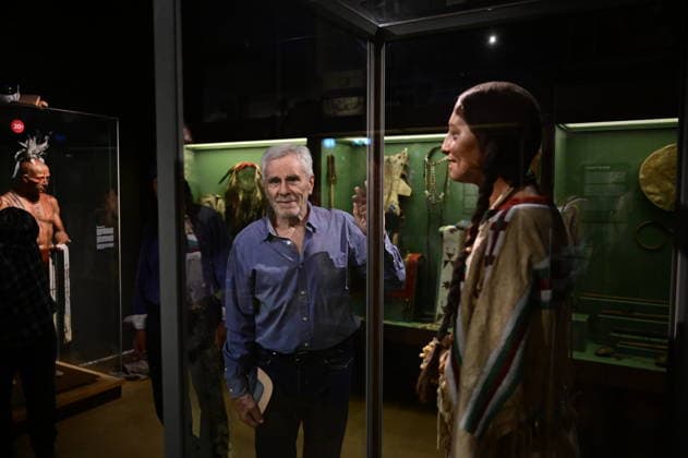 Gojko MitiÄ‡ bei der Namensweihe der historischen Blackfoot-Frau Sitopanaki in der Villa Bärenfett im Karl-May-Museum Radebeul. Radebeul. 22.08.2026 *** Gojko Mitic at the naming ceremony for the historic Blackfoot woman Sitopanaki at Villa Bärenfett in the Karl May Museum in Radebeul, Radebeul, August 22, 2026 Copyright: xMatthiasxWehnertx