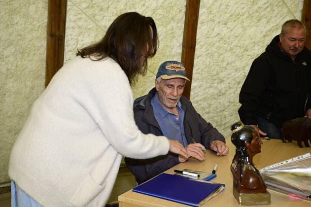 Gojko Mitic und Partnerin Judith bei der Namensweihe der historischen Blackfoot-Frau Sitopanaki durch Gojko Mitic mit Autogrammstunde in der Villa Bärenfett im Karl-May-Museum Radebeul. Radebeul. 22.08.2026 *** Gojko Mitic and his partner Judith at the naming ceremony for the historic Blackfoot woman Sitopanaki, presided over by Gojko Mitic, featuring an autograph session at Villa Bärenfett in the Karl May Museum in Radebeul, Radebeul, August 22, 2026 Copyright: xMatthiasxWehnertx
