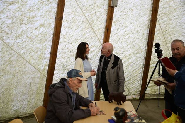 Gojko Mitic und Partnerin Judith und Volkmar Kunze bei der Namensweihe der historischen Blackfoot-Frau Sitopanaki durch Gojko Mitic mit Autogrammstunde in der Villa Bärenfett im Karl-May-Museum Radebeul. Radebeul. 22.08.2026 *** Gojko Mitic and his partner Judith, along with Volkmar Kunze, at the naming ceremony for the historic Blackfoot woman Sitopanaki, conducted by Gojko Mitic, followed by an autograph session at Villa Bärenfett in the Karl May Museum in Radebeul, Radebeul, August 22, 2026 Copyright: xMatthiasxWehnertx