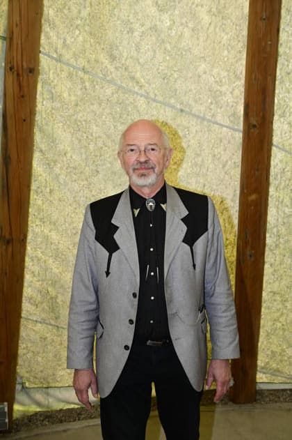 Volkmar Kunze bei der Namensweihe der historischen Blackfoot-Frau Sitopanaki durch Gojko Mitic mit Autogrammstunde in der Villa Bärenfett im Karl-May-Museum Radebeul. Radebeul. 22.08.2026 *** Volkmar Kunze at the naming ceremony for the historic Blackfoot woman Sitopanaki, presided over by Gojko Mitic, followed by an autograph session at Villa Bärenfett in the Karl May Museum in Radebeul, Radebeul, August 22, 2026 Copyright: xMatthiasxWehnertx