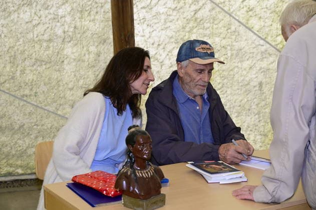 Gojko Mitic und Partnerin Judith bei der Namensweihe der historischen Blackfoot-Frau Sitopanaki durch Gojko Mitic mit Autogrammstunde in der Villa Bärenfett im Karl-May-Museum Radebeul. Radebeul. 22.08.2026 *** Gojko Mitic and his partner Judith at the naming ceremony for the historic Blackfoot woman Sitopanaki, conducted by Gojko Mitic, followed by an autograph session at Villa Bärenfett in the Karl May Museum in Radebeul, Radebeul, August 22, 2026 Copyright: xMatthiasxWehnertx