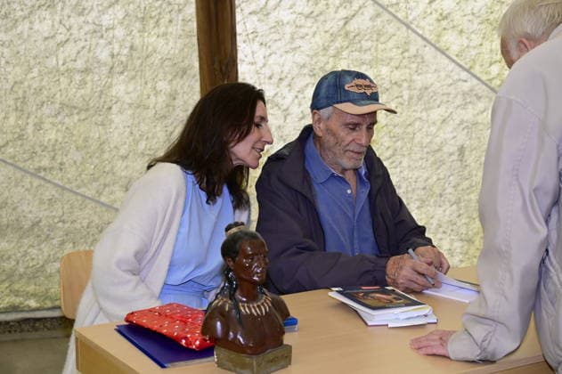 Gojko Mitic und Partnerin Judith bei der Namensweihe der historischen Blackfoot-Frau Sitopanaki durch Gojko Mitic mit Autogrammstunde in der Villa Bärenfett im Karl-May-Museum Radebeul. Radebeul. 22.08.2026 *** Gojko Mitic and his partner Judith at the naming ceremony for the historic Blackfoot woman Sitopanaki, conducted by Gojko Mitic, followed by an autograph session at Villa Bärenfett in the Karl May Museum in Radebeul, Radebeul, August 22, 2026 Copyright: xMatthiasxWehnertx