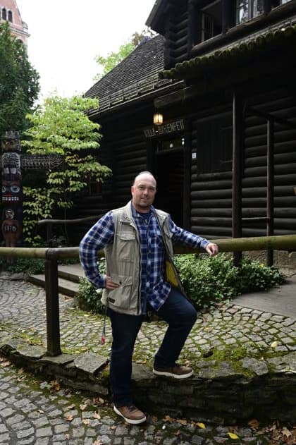 Robin Leipold bei der Namensweihe der historischen Blackfoot-Frau Sitopanaki in der Villa Bärenfett im Karl-May-Museum Radebeul. Radebeul. 22.08.2026 *** Robin Leipold at the naming ceremony for the historic Blackfoot woman Sitopanaki at Villa Bärenfett in the Karl May Museum in Radebeul, Radebeul, August 22, 2026 Copyright: xMatthiasxWehnertx