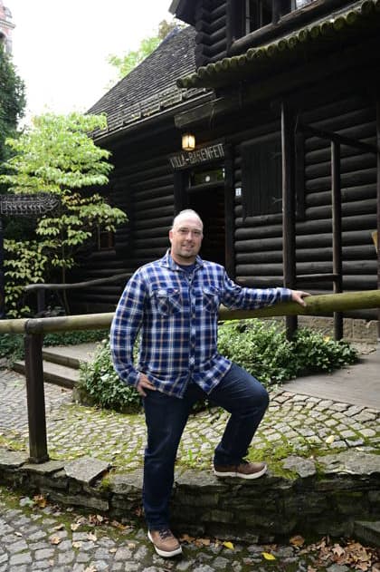 Robin Leipold bei der Namensweihe der historischen Blackfoot-Frau Sitopanaki in der Villa Bärenfett im Karl-May-Museum Radebeul. Radebeul. 22.08.2026 *** Robin Leipold at the naming ceremony for the historical Blackfoot woman Sitopanaki at Villa Bärenfett in the Karl May Museum in Radebeul, Radebeul, August 22, 2026 Copyright: xMatthiasxWehnertx