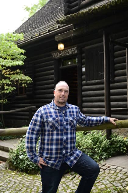 Robin Leipold bei der Namensweihe der historischen Blackfoot-Frau Sitopanaki in der Villa Bärenfett im Karl-May-Museum Radebeul. Radebeul. 22.08.2026 *** Robin Leipold at the naming ceremony for the historic Blackfoot woman Sitopanaki at Villa Bärenfett in the Karl May Museum in Radebeul, Radebeul, August 22, 2026 Copyright: xMatthiasxWehnertx