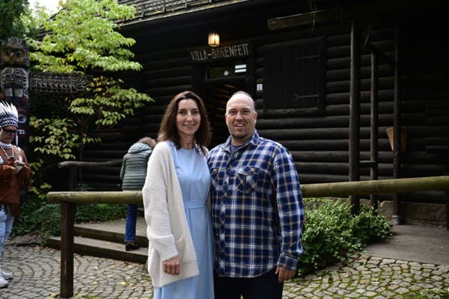 Judith, Lebensgefährtin von Gojko Mitic und Robin Leipold bei der Namensweihe der historischen Blackfoot-Frau Sitopanaki in der Villa Bärenfett im Karl-May-Museum Radebeul. Radebeul. 22.08.2026 *** Judith, partner of Gojko Mitic and Robin Leipold, at the naming ceremony for the historical Blackfoot woman Sitopanaki at Villa Bärenfett in the Karl May Museum in Radebeul, Radebeul, August 22, 2026 Copyright: xMatthiasxWehnertx