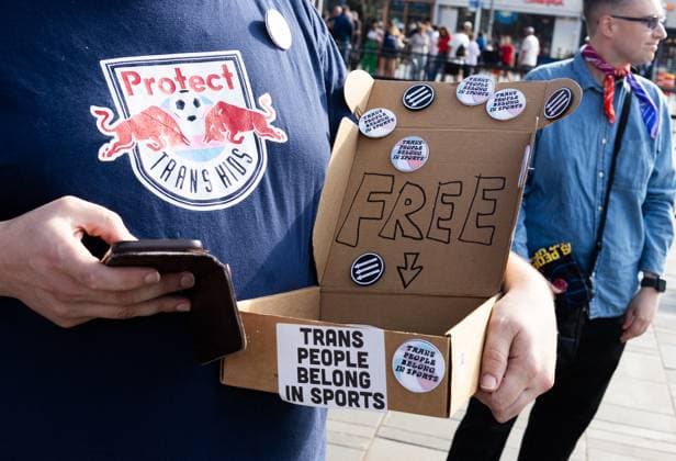 Protest Scenes outside Barclay Center for Indiana Fever vs NY Liberty WNBA Protest Scenes outside Barclay Center for Indiana Fever vs NY Liberty WNBA, Pro Trans Activists and Sophie Cunningham Supporters came out for the Liberty vs Fever Game. There is a huge controversy over men playing in women s sports. Sophie Cunningham of the Fever has been very vocal about the topic. , Barclay Center, NY. 22 Aug 2026 Pictured: Protestors Outside Fever vs Liberty Game at Barclay Center.  Copyright: xThexMegaxAgencyxMayerx xMEGAx